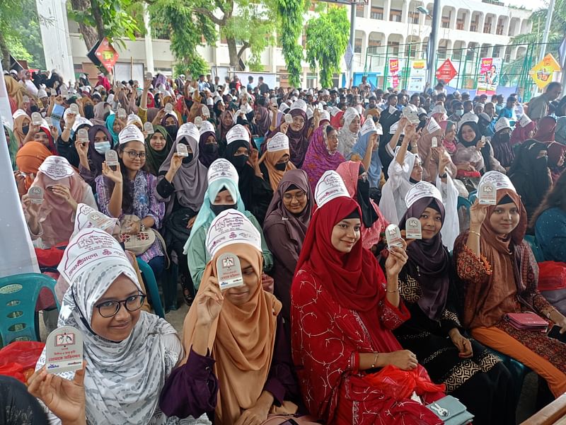 ক্রেস্ট হাতে উচ্ছ্বসিত কৃতী শিক্ষার্থীরা। আজ শুক্রবার সকালে চুয়াডাঙ্গার ডিসি সাহিত্য মঞ্চ এলাকায়